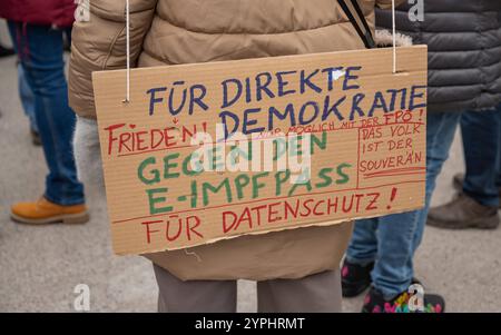 20241130 Demo Macht euch bereit WIEN, OESTERREICH - 30. NOVEMBRE : TeilnehmerInnen der von der Polizei untersagten Gross-démonstration bzw. Standkundgebung unter dem MOTTO -fuer unser Oesterreich - Nein zur Zuckerl-Kostérilisation- und -fuer Frieden und Neutralitaet- als Reaktion unter anderem auf die juengsten politischen Ereignisse am Wiener Heldenplatz am 30. Novembre 2024 à Wien, Oesterreich. 241130 SEPA 17 071 Copyright : xIsabellexOuvrardx SEPAxMedia Banque D'Images