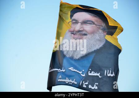 Tunis, Tunisie. 30 novembre 2024. Tunis, Tunisie. 30 novembre 2024. Une affiche du dirigeant assassiné du Hezbollah Hassan Nasrallah est dressée lors d'une marche pro-palestinienne et pro-libanaise à Tunis. L’événement s’est tenu dans la capitale tunisienne pour protester contre la guerre israélienne contre Gaza et les attaques israéliennes en cours au Liban malgré un cessez-le-feu récent (crédit image : © Hasan mrad/IMAGESLIVE via ZUMA Press Wire) USAGE ÉDITORIAL SEULEMENT ! Non destiné à UN USAGE commercial ! Crédit : ZUMA Press, Inc/Alamy Live News Banque D'Images