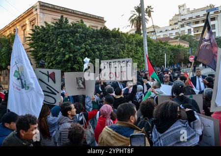 Tunis, Tunisie. 30 novembre 2024. Tunis, Tunisie. 30 novembre 2024. Un rassemblement est organisé dans la capitale tunisienne pour protester contre la guerre israélienne à Gaza et les attaques israéliennes en cours au Liban malgré un cessez-le-feu récent. Les manifestants ont soulevé des symboles de la résistance palestinienne et libanaise tout en appelant à un embargo sur les armes contre Israël et à l'arrestation du premier ministre israélien Netanyahu (crédit image : © Hasan mrad/IMAGESLIVE via ZUMA Press Wire) USAGE ÉDITORIAL SEULEMENT! Non destiné à UN USAGE commercial ! Crédit : ZUMA Press, Inc/Alamy Live News Banque D'Images