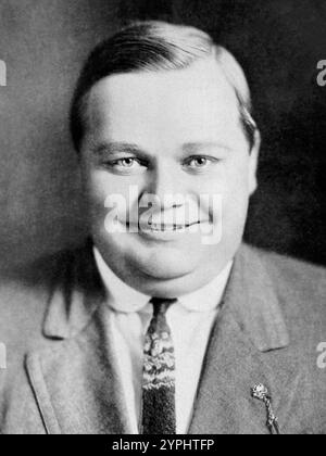 1916 Roscoe Conkling 'Fatty' Arbuckle (/ˈɑːrbʌkəl/ ; 24 mars 1887 – 29 juin 1933) est un acteur, réalisateur et scénariste américain de cinéma muet. Il a commencé à la Selig Polyscope Company et a finalement déménagé aux studios Keystone, où il a travaillé avec Mabel Normand et Harold Lloyd ainsi qu'avec son neveu, Al préparé John. Il a également encadré Charlie Chaplin, Monty Banks et Bob Hope, et a amené la star de vaudeville Buster Keaton dans le monde du cinéma. Arbuckle était l'une des stars silencieuses les plus populaires des années 1910 et l'un des acteurs les mieux payés d'Hollywood, signant un contrat en 1920 avec Param Banque D'Images