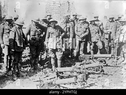 Troupes britanniques du 13e Bataillon, King's (Liverpool) Regiment avec quelques mitrailleuses allemandes qu'ils capturèrent à Tillloy-les Mofflaines, France, le 10 avril 1917, lors de la bataille d'Arras pendant la première Guerre mondiale Banque D'Images