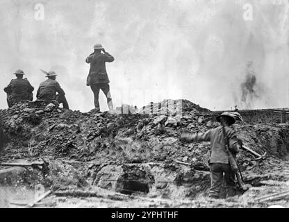 Regardez les bombardements britanniques près de Wancourt. Les troupes britanniques observant des éclats d'obus près de Wancourt, au sud-est d'Arras, en France, pendant la première Guerre mondiale, 1917. Banque D'Images