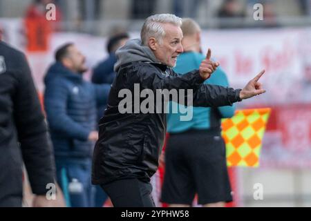 Halle, Deutschland. 30 novembre 2024. Halle, Deutschland 30. Novembre 2024 : Regionalliga Nord/Ost - 2024/2025 - Hallescher FC vs Greifswalder FC Im Bild : entraîneur Mark Zimmermann (Halle) gestikuliert auf dem Spielfeld. Crédit : dpa/Alamy Live News Banque D'Images