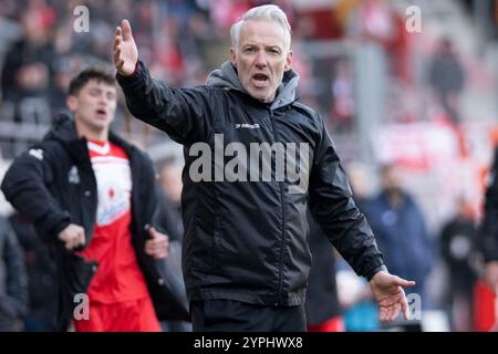 Halle, Deutschland. 30 novembre 2024. Halle, Deutschland 30. Novembre 2024 : Regionalliga Nord/Ost - 2024/2025 - Hallescher FC vs Greifswalder FC Im Bild : entraîneur Mark Zimmermann (Halle) unzufrieden auf dem Spielfeld. Crédit : dpa/Alamy Live News Banque D'Images