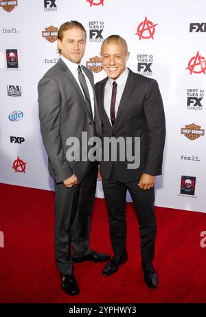 Charlie Hunnam et Theo Rossi lors de la première projection de la saison 6 de "sons of Anarchy" au Dolby Theatre à Hollywood, États-Unis, le 7 septembre 2013. Banque D'Images