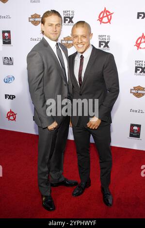 Charlie Hunnam et Theo Rossi lors de la première projection de la saison 6 de "sons of Anarchy" au Dolby Theatre à Hollywood, États-Unis, le 7 septembre 2013. Banque D'Images