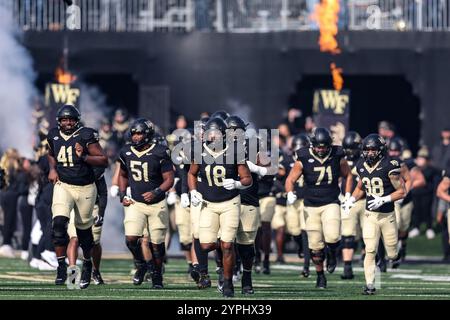 Winston-Salem, Caroline du Nord, États-Unis. 30 novembre 2024. Wake Forest Demon Deacons se rendent sur le terrain avant le match de football Wake Forest Demon Deacons vs Duke Blue Devils NCAA au stade Allegacy de Winston-Salem, Caroline du Nord, le 30 novembre 2024. (Crédit image : © Cory Knowlton/ZUMA Press Wire) USAGE ÉDITORIAL SEULEMENT! Non destiné à UN USAGE commercial ! Banque D'Images