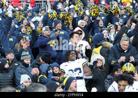 Columbus, États-Unis. 30 novembre 2024. Les joueurs des Michigan Wolverines s'assoient avec les fans après avoir battu les Buckeyes de l'Ohio State 13-10 à Columbus, Ohio, le samedi 30 novembre 2024. Photo de Aaron Josefczyk/UPI crédit : UPI/Alamy Live News Banque D'Images