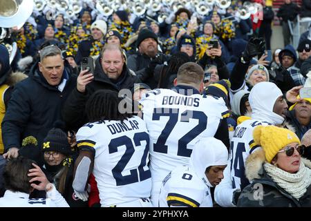 Columbus, États-Unis. 30 novembre 2024. Les joueurs des Michigan Wolverines montent dans les gradins après avoir battu les Buckeyes de l'Ohio State 13-10 à Columbus, Ohio, le samedi 30 novembre 2024. Photo de Aaron Josefczyk/UPI crédit : UPI/Alamy Live News Banque D'Images