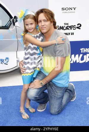 Larry Birkhead et Dannielynn Birkhead lors de la première de "Schtroumpfs" à Los Angeles au Regency Village Theater à Westwood, États-Unis, le 28 juillet 2013. Banque D'Images