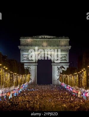 Paris, France - 24 novembre 2024 : beaucoup de gens attendent les illuminations de l'avenue des champs-Elysées devant l'Arc de Triomphe au P. Banque D'Images
