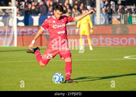 Brixia, Italie. 30 novembre 2024. Raffaele Pucino de la SSC Bari porte le ballon lors du match de championnat italien de Serie B entre Brescia Calcio et la SSC Bari au stade Mario Rigamonti le 30 novembre 2024, Brixia, Italie. Crédit : Roberto Tommasini/Alamy Live News Banque D'Images