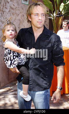 Larry Birkhead et sa fille Dannielynn lors de la soirée d'ouverture des Simpsons Ride organisée aux Universal Studios Hollywood à Universal City, Californie, États-Unis, le 17 mai 2008. Banque D'Images