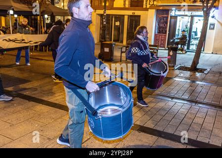 Logroño, la Rioja, Espagne. Vendredi 30 novembre 2024. Manifestation de RESCOP, réseau de solidarité contre l’occupation de la Palestine, dans les rues de Logroño. Les manifestants utilisent des bidons de fumée et des instruments à percussion pour attirer l'attention et perturber la normalité urbaine. Leur but est d'attirer l'attention sur le conflit de Gaza, en dénonçant ce qu'ils considèrent comme un génocide contre le peuple palestinien. L’intervention de rue devient un espace d’expression collective, défiant l’indifférence et exigeant une réponse internationale à la crise palestinienne. Crédit : Mario Martija/Alamy Live News. Banque D'Images