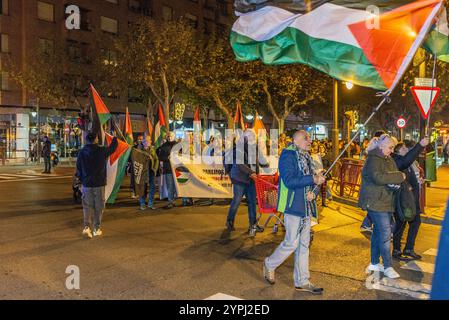 Logroño, la Rioja, Espagne. Vendredi 30 novembre 2024. Manifestation de RESCOP, réseau de solidarité contre l’occupation de la Palestine, dans les rues de Logroño. Les manifestants utilisent des bidons de fumée et des instruments à percussion pour attirer l'attention et perturber la normalité urbaine. Leur but est d'attirer l'attention sur le conflit de Gaza, en dénonçant ce qu'ils considèrent comme un génocide contre le peuple palestinien. L’intervention de rue devient un espace d’expression collective, défiant l’indifférence et exigeant une réponse internationale à la crise palestinienne. Crédit : Mario Martija/Alamy Live News. Banque D'Images