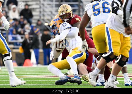 Le 30 novembre 2023 ; le quarterback des Pittsburgh Panthers Nate Yarnell (19 ans) est limogé par Donovan Ezeiruaku (6 ans), le défenseur des Eagles de Boston College, au cours de la première mi-temps au stade des Alumni de Chestnut Hill, Mass. Eric Canha/CSM Banque D'Images