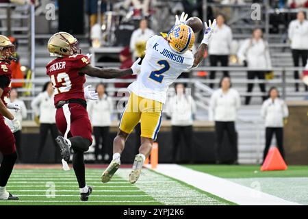 30 novembre 2023 ; le receveur des Pittsburgh Panthers Wide Kenny Johnson (2) tente une prise en main tout en étant défendu par le défenseur Max Tucker (13) du Boston College Eagles au cours de la première mi-temps au stade Alumni de Chestnut Hill, Mass. Eric Canha/CSM Banque D'Images