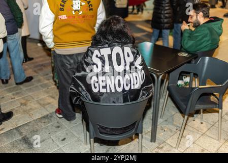 Logroño, la Rioja, Espagne. Vendredi 30 novembre 2024. Manifestation de RESCOP, réseau de solidarité contre l’occupation de la Palestine, dans les rues de Logroño. Les manifestants utilisent des bidons de fumée et des instruments à percussion pour attirer l'attention et perturber la normalité urbaine. Leur but est d'attirer l'attention sur le conflit de Gaza, en dénonçant ce qu'ils considèrent comme un génocide contre le peuple palestinien. L’intervention de rue devient un espace d’expression collective, défiant l’indifférence et exigeant une réponse internationale à la crise palestinienne. Crédit : Mario Martija/Alamy Live News. Banque D'Images