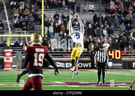 30 novembre 2023 ; Konata Mumpfield (9 ans), receveur des Pittsburgh Panthers Wide, fait une prise lors de la première mi-temps contre les Eagles du Boston College au stade Alumni de Chestnut Hill, Mass. Eric Canha/CSM (image crédit : © Eric Canha/Cal Sport Media) Banque D'Images