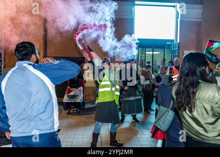 Logroño, la Rioja, Espagne. Vendredi 30 novembre 2024. Manifestation de RESCOP, réseau de solidarité contre l’occupation de la Palestine, dans les rues de Logroño. Les manifestants utilisent des bidons de fumée et des instruments à percussion pour attirer l'attention et perturber la normalité urbaine. Leur but est d'attirer l'attention sur le conflit de Gaza, en dénonçant ce qu'ils considèrent comme un génocide contre le peuple palestinien. L’intervention de rue devient un espace d’expression collective, défiant l’indifférence et exigeant une réponse internationale à la crise palestinienne. Crédit : Mario Martija/Alamy Live News. Banque D'Images