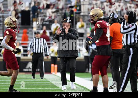 30 novembre 2023 : Bill O'Brien, entraîneur-chef des Boston College Eagles, réagit à l'action de match contre les Panthers de Pittsburgh pendant la première mi-temps au stade Alumni de Chestnut Hill, Mass. Eric Canha/CSM Banque D'Images