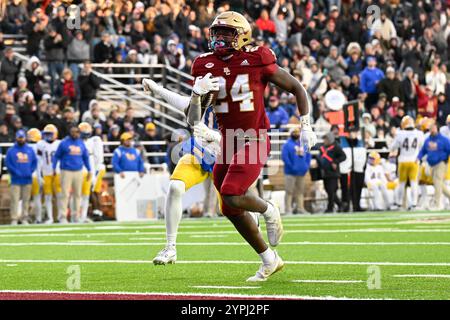 Le 30 novembre 2023, le Boston College Eagles Running Back Jordan McDonald (24) marque un touchdown contre les Panthers de Pittsburgh lors de la première mi-temps au stade Alumni de Chestnut Hill, Mass. Eric Canha/CSM Banque D'Images