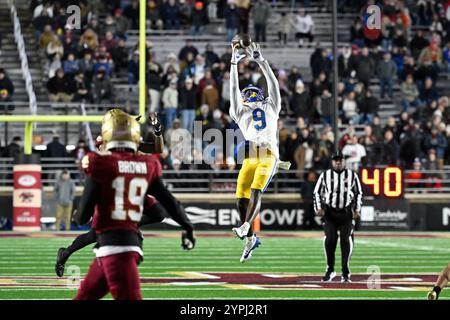 30 novembre 2023 ; Konata Mumpfield (9 ans), receveur des Pittsburgh Panthers Wide, fait une prise lors de la première mi-temps contre les Eagles du Boston College au stade Alumni de Chestnut Hill, Mass. Eric Canha/CSM Banque D'Images