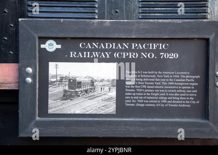 Panneau d'information pour la locomotive canadien Pacifique 7020 à Roundhouse Park sur le boulevard Bremner au centre-ville de Toronto, Ontario, Canada Banque D'Images