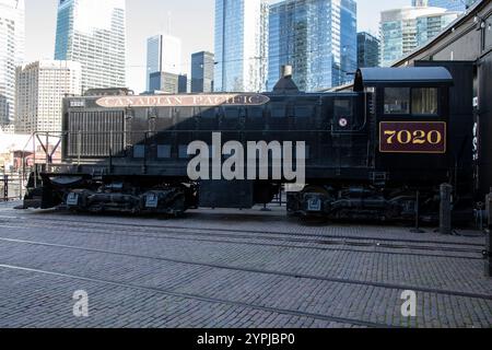 Locomotive du canadien Pacifique 7020 à Roundhouse Park sur le boulevard Bremner au centre-ville de Toronto, Ontario, Canada Banque D'Images