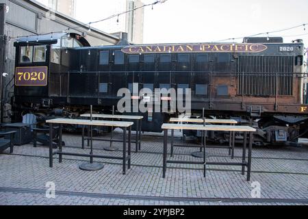 Locomotive du canadien Pacifique 7020 à Roundhouse Park sur le boulevard Bremner au centre-ville de Toronto, Ontario, Canada Banque D'Images