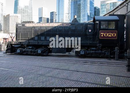 Locomotive du canadien Pacifique 7020 à Roundhouse Park sur le boulevard Bremner au centre-ville de Toronto, Ontario, Canada Banque D'Images