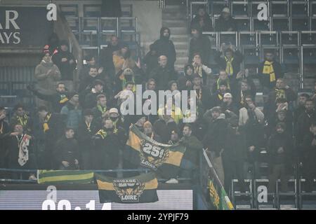 Les supporters de Nantes lors du championnat de France de Ligue 1 entre le Paris Saint-Germain et le FC Nantes le 30 novembre 2024 au stade du Parc des Princes à Paris Banque D'Images