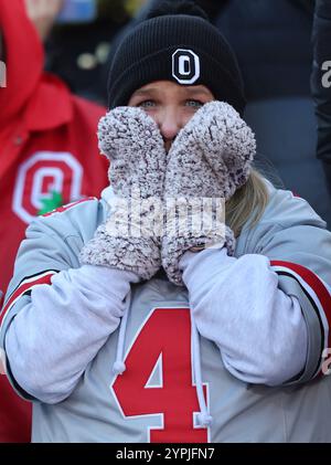 Columbus, États-Unis. 30 novembre 2024. Un fan des Buckeyes de l'Ohio State regarde pendant le match des Buckeyes contre les Michigan Wolverines à Columbus, Ohio, le samedi 30 novembre 2024. Photo de Aaron Josefczyk/UPI crédit : UPI/Alamy Live News Banque D'Images