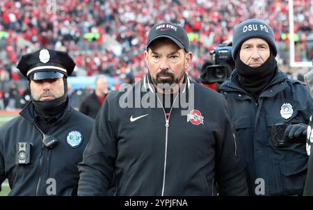 Columbus, États-Unis. 30 novembre 2024. Ryan Day, entraîneur-chef des Buckeyes de l'Ohio State, est escorté du terrain après avoir perdu contre les Michigan Wolverines à Columbus, Ohio, le samedi 30 novembre 2024. Photo de Aaron Josefczyk/UPI crédit : UPI/Alamy Live News Banque D'Images