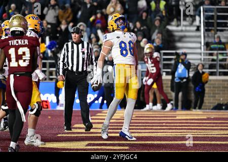 30 novembre 2023 ; le Tight End des Panthers de Pittsburgh Gavin Bartholomew (86) marque un touchdown contre les Eagles de Boston College en deuxième mi-temps au stade Alumni de Chestnut Hill, Mass. Eric Canha/CSM Banque D'Images