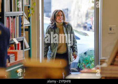 Washington DC, États-Unis. 30 novembre 2024. Le vice-président américain Kamala Harris visite Bold Fork Books à Washington, DC, le 30 novembre 2024. Crédit : Yuri Gripas/Pool via CNP/MediaPunch crédit : MediaPunch Inc/Alamy Live News Banque D'Images