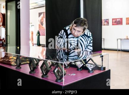 Johannesburg, Afrique du Sud. 29 novembre 2024. Un visiteur voit les expositions lors de l'exposition internationale d'art artisanal 'Belt and Road' à la galerie d'art de l'Université de Johannesburg à Johannesburg, Afrique du Sud, novembre 29, 2024. Le premier arrêt de l'exposition internationale d'art artisanal « Belt and Road », sur le thème « dialogue avec les cultures du monde », s'est ouvert vendredi. Crédit : Shiraaz Mohamed/Xinhua/Alamy Live News Banque D'Images