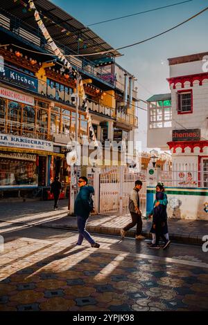 Leh une petite métropole nichée dans le haut Himalaya, 11 562 pieds. Une promenade autour de la ville, derniers jours de soleil d'automne doré, l'hiver la peint en blanc. Banque D'Images