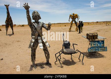 Sculptures en métal dans un paysage désertique près d'Uyuni, Bolivie, faites de matériaux de ferraille, favorisant la créativité locale et soutenant ainsi Banque D'Images