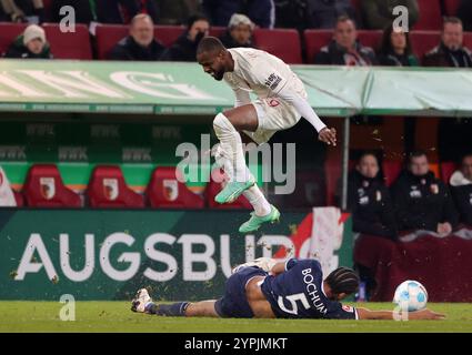 Augsbourg, Allemagne. 30 novembre 2024. Frank Onyeka (en tête) du FC Augsburg affronte Bernardo du VfL Bochum lors du match de première division de la Bundesliga entre le FC Augsburg et le VfL Bochum à Augsbourg, Allemagne, le 30 novembre 2024. Crédit : Philippe Ruiz/Xinhua/Alamy Live News Banque D'Images