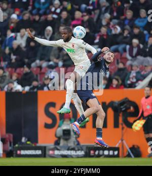 Augsbourg, Allemagne. 30 novembre 2024. Frank Onyeka (l) du FC Augsburg et Ivan Ordets du VfL Bochum se disputent une tête de peloton lors du match de première division de la Bundesliga entre le FC Augsburg et le VfL Bochum à Augsbourg, Allemagne, le 30 novembre 2024. Crédit : Philippe Ruiz/Xinhua/Alamy Live News Banque D'Images