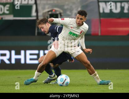 Augsbourg, Allemagne. 30 novembre 2024. Henri Koudossou (R) du FC Augsburg affronte Felix Passlack du VfL Bochum lors du match de première division de la Bundesliga entre le FC Augsburg et le VfL Bochum à Augsbourg, Allemagne, le 30 novembre 2024. Crédit : Philippe Ruiz/Xinhua/Alamy Live News Banque D'Images