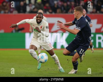 Augsbourg, Allemagne. 30 novembre 2024. Frank Onyeka (l) du FC Augsburg affronte Jakov Medic du VfL Bochum lors du match de première division de la Bundesliga entre le FC Augsburg et le VfL Bochum à Augsbourg, Allemagne, le 30 novembre 2024. Crédit : Philippe Ruiz/Xinhua/Alamy Live News Banque D'Images