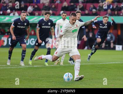 Augsbourg, Allemagne. 30 novembre 2024. Philip Tietz (avant) du FC Augsburg prend un penalty pour marquer lors du match de première division de la Bundesliga entre le FC Augsburg et le VfL Bochum à Augsbourg, Allemagne, le 30 novembre 2024. Crédit : Philippe Ruiz/Xinhua/Alamy Live News Banque D'Images