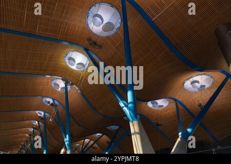 Plafond ondulé en bambou du terminal T4 de l'aéroport Madrid-Barajas de Madrid, Espagne. Banque D'Images