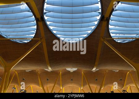 Détail du plafond ondulé en bambou du terminal T4 de l'aéroport Madrid-Barajas de Madrid, Espagne. Banque D'Images