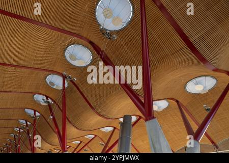 Plafond ondulé en bambou du terminal T4 de l'aéroport Madrid-Barajas de Madrid, Espagne. Banque D'Images