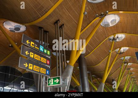 Plafond ondulé en bambou du terminal T4 de l'aéroport Madrid-Barajas de Madrid, Espagne. Banque D'Images