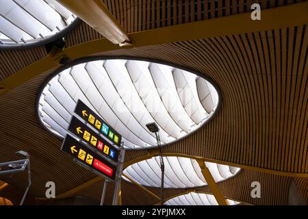 Détail du plafond ondulé en bambou du terminal T4 de l'aéroport Madrid-Barajas de Madrid, Espagne. Banque D'Images