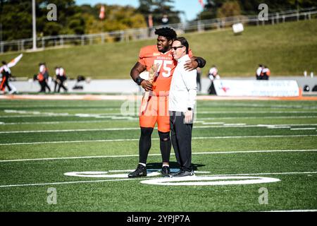 Huntsville, Texas, États-Unis. 29 novembre 2024. Journée des seniors pour Sam Houston State Bearkats seniors #75 OL William McCollum avec l'entraîneur-chef K.C. Keeler (crédit image : © James Leyva/ZUMA Press Wire) USAGE ÉDITORIAL SEULEMENT! Non destiné à UN USAGE commercial ! Crédit : ZUMA Press, Inc/Alamy Live News Banque D'Images